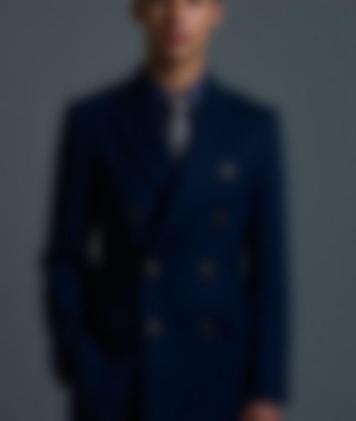 Blazer doppiopetto blu navy dal taglio maschile.