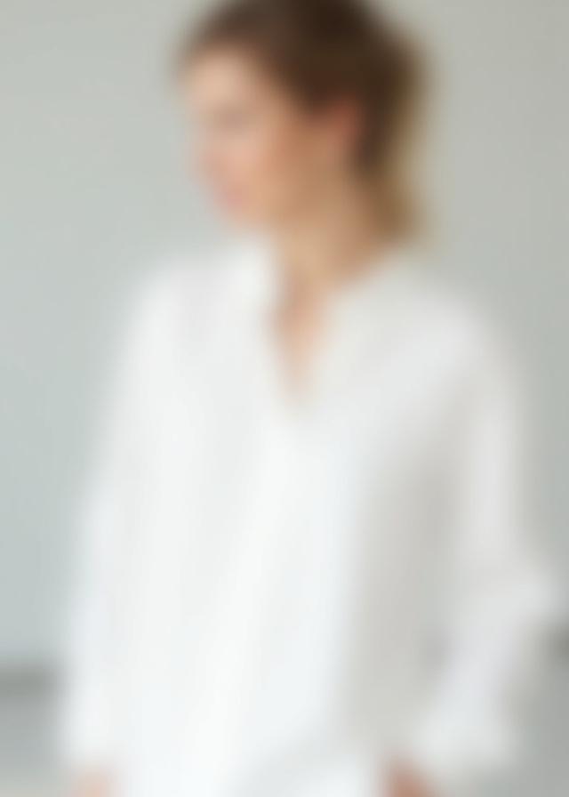 Camicia di lino bianca da donna, taglio morbido.